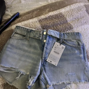Zara jeansshorts  - Jättefina oanvända zara jeansshorts med prislapp kvar, Lågmidjade i storlek 34. Populära och slutsålda online 