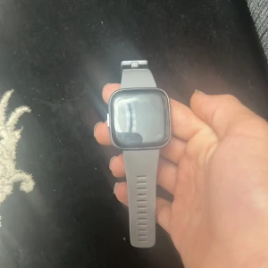 Klocka  - En elektrisk klocka med laddare som jag it har använd