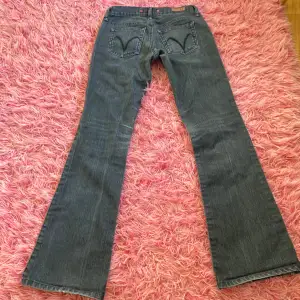 Jag säljer dessa lågmidjade jeans. Dem är gamla från Gina tricot. I fint skick utan slitningar💕 midjemåttet är 36 cm och innerbensmåttet är 82 cm.