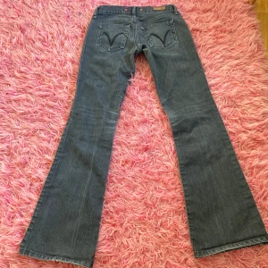 Lågmidjade jeans - Jag säljer dessa lågmidjade jeans. Dem är gamla från Gina tricot. I fint skick utan slitningar💕 midjemåttet är 36 cm och innerbensmåttet är 82 cm.