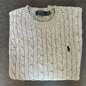 Ralph Lauren Cable  - Riktigt snygg Ralph Lauren Cable i riktigt bra skick:(9/10). Den är sparsamt använd och nypris är ca 2200  kr. Snygg nu till vår och sommar. Passar storlek S.   Skriv för frågor! //Carl