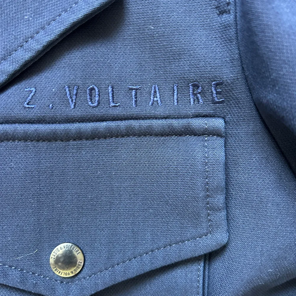 Otroligt snygg Zadig Voltaire overshirt/ Field jacka. Storlek S, använd max 10 gånger. Nypris är runt 5000kr o säljer för endast 2500 (Inte hugget i sten). Jackor.