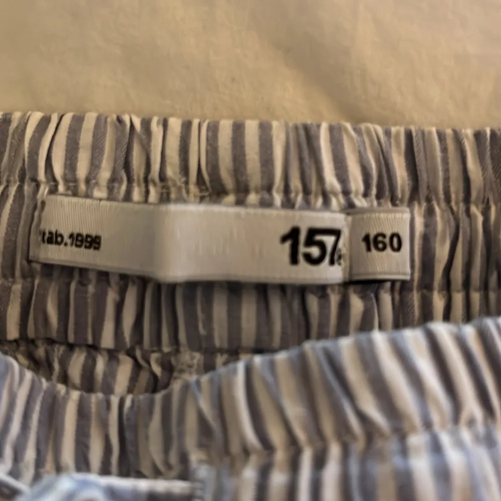 Super fina pyjamas byxor i storlek 160 men skulle rekommendera för dem som har 146-158! Super fint skick, lite skrynkliga men går att stryka! Kan bytas mot något, pris kan diskuteras!❤️❤️. Jeans & Byxor.