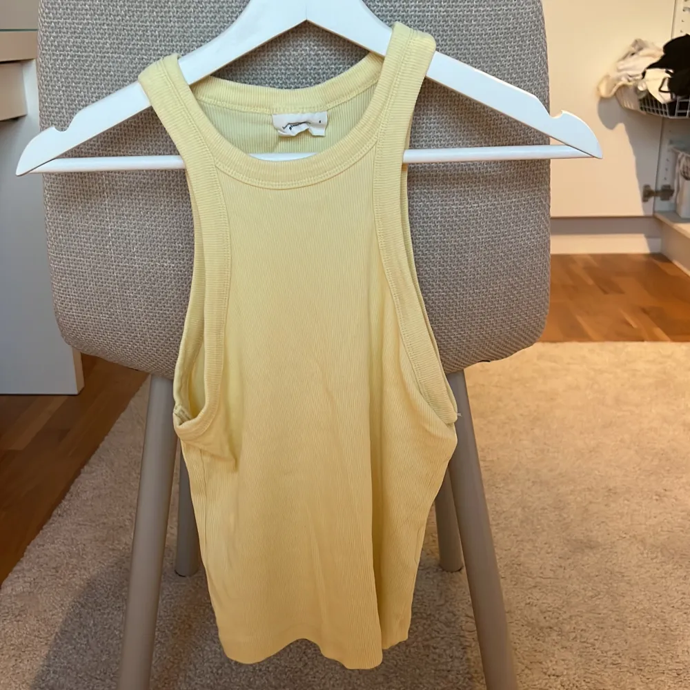 Ett super gulligt gult linne som inte kommer till användning i storlek S💕. Toppar.