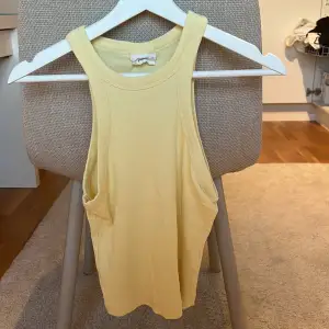 Ett super gulligt gult linne som inte kommer till användning i storlek S💕
