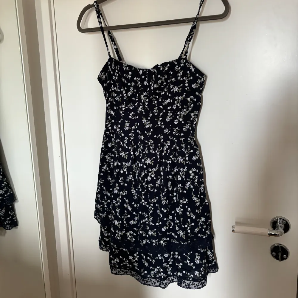 Jättefin klänning från Hollister köpt förra sommaren men har aldrig använt den🥰. Klänningar.