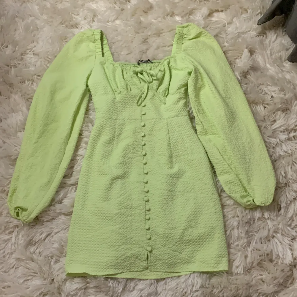 Jag säljer denna gröna klänning ifrån Gina Tricot då den blivit för liten för mig. Jag köpte den 2022 och har bara använt den två gånger. Den är hel och fin och inga defekter. . Klänningar.