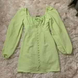Jag säljer denna gröna klänning ifrån Gina Tricot då den blivit för liten för mig. Jag köpte den 2022 och har bara använt den två gånger. Den är hel och fin och inga defekter. 