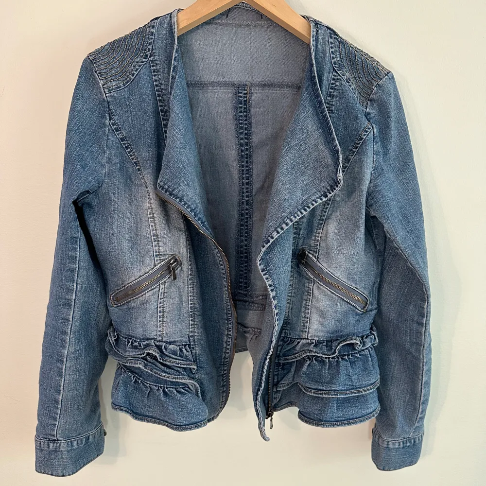 Snygg jeans jacka med coola detaljer och volanger🤩 Pris kan diskuteras vid snabbt köp!. Jackor.