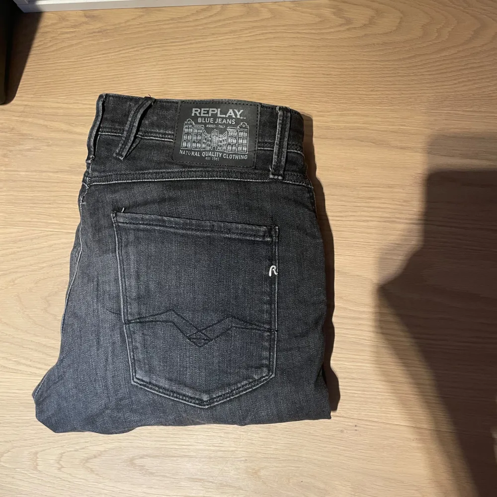 Feta replay Anbass jeans i svart färg, nyskick och aldrig tvättade🤩Vädligt strechiga men fortfarande bra slim fit passform💪Dessa kostar mellan 1200-1600kr nypris. Hör av dig vid frågor🤩🤩. Jeans & Byxor.
