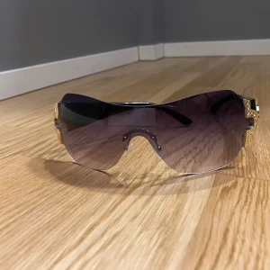 Solglasögon y2k - Jätte coola vintidge solglasögon med lila tint och svarta bågar med guldiga detaljer