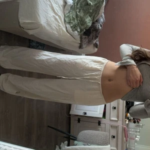 Tygbyxor - Säljer dessa byxor då jag råkade köpa två. Skönt luftigt material som är perfekt nu inför sommaren! Skriv för bättre bild på materialet eller vid andra frågor eller bilder🥰