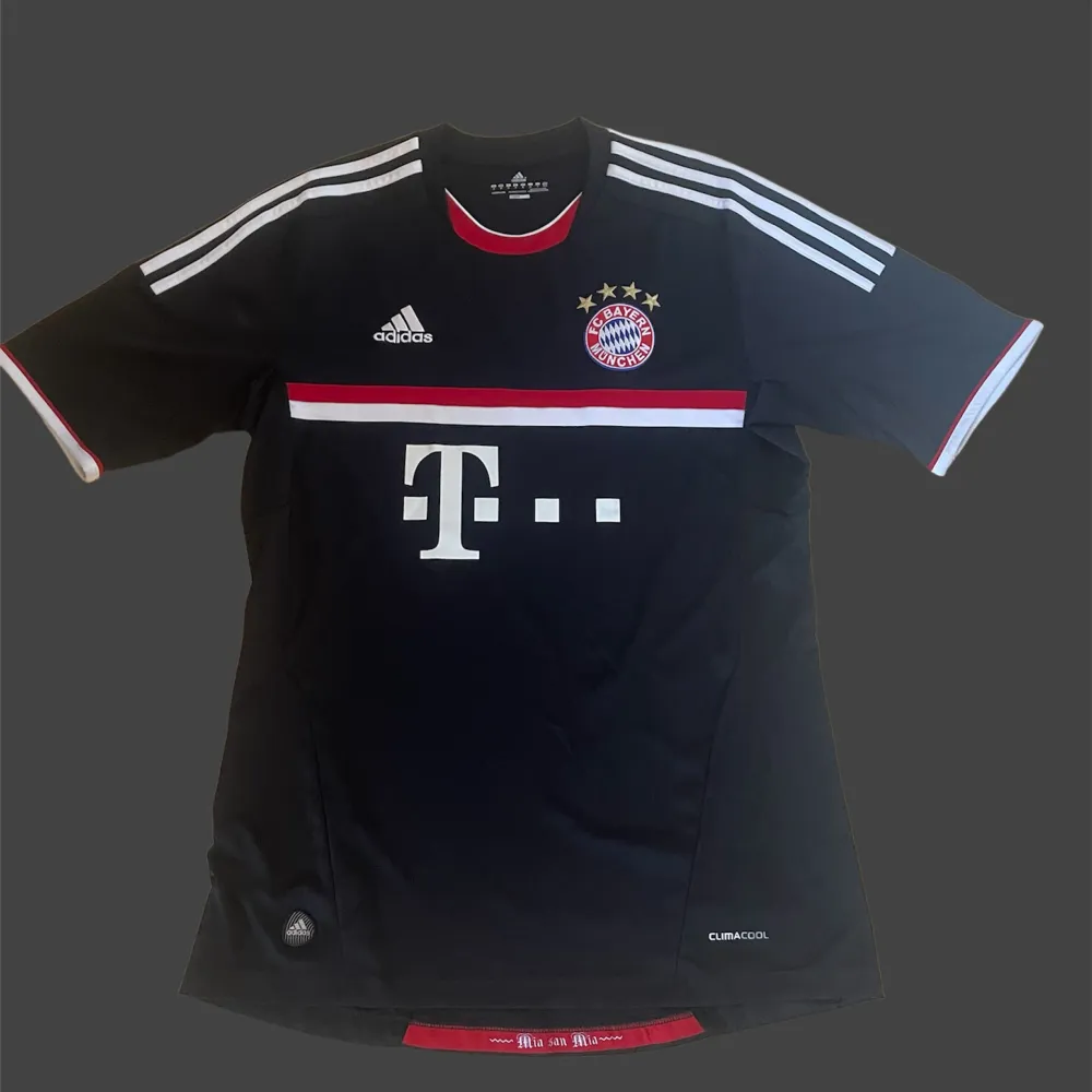 Hely ny Bayern münchen tröja 2011-2012 inget namn på ryggen!. Sport & träning.
