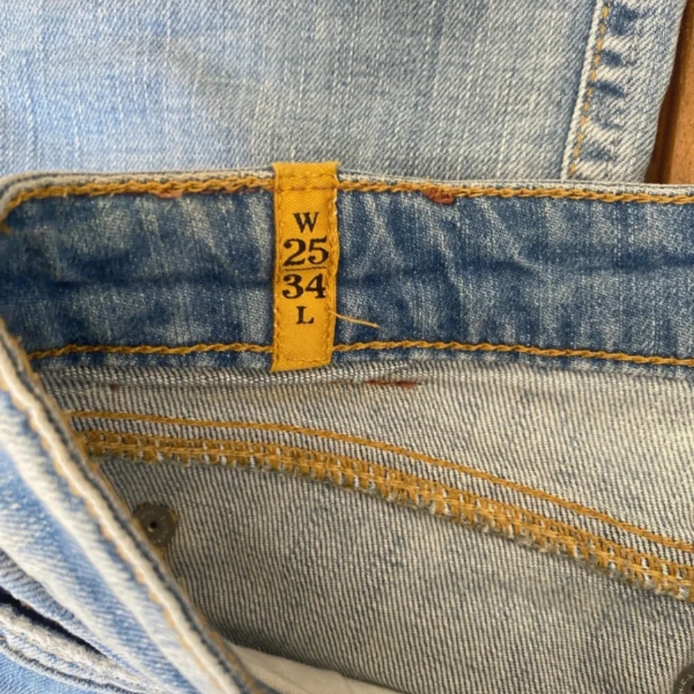 Lågmidjade bootcut jeans sååå snygga men passar inte på mig. Jeans & Byxor.