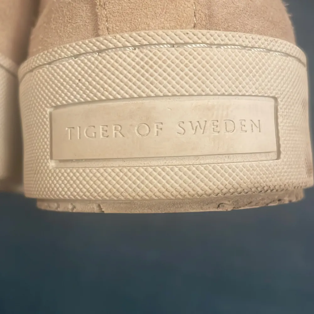 Beiga skor från Tiger Of Sweden. Storlek 43 knappt använda (ungefär tre gånger). Skor.