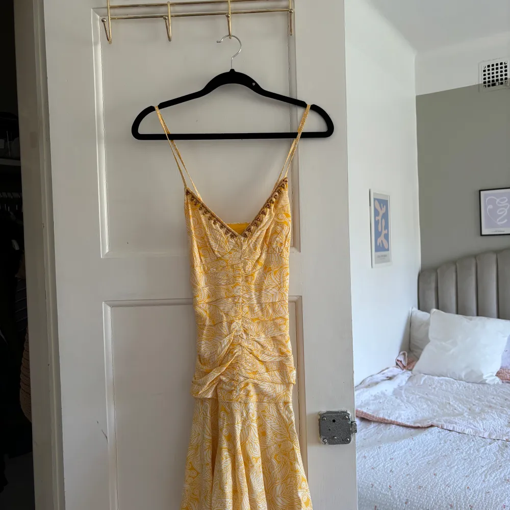 En supersöt klänning från Zara!! Använd en gång, superbra skick Skriv för flera frågor 🌸. Klänningar.