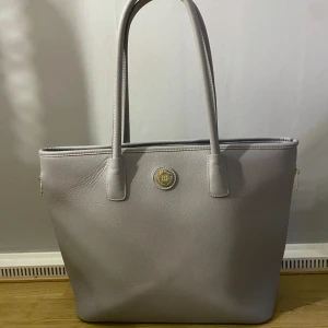 Dom Donna väska - Superfin väska från don donna. Använd fåtal gånger så i superfint skick!! 🩶🤍