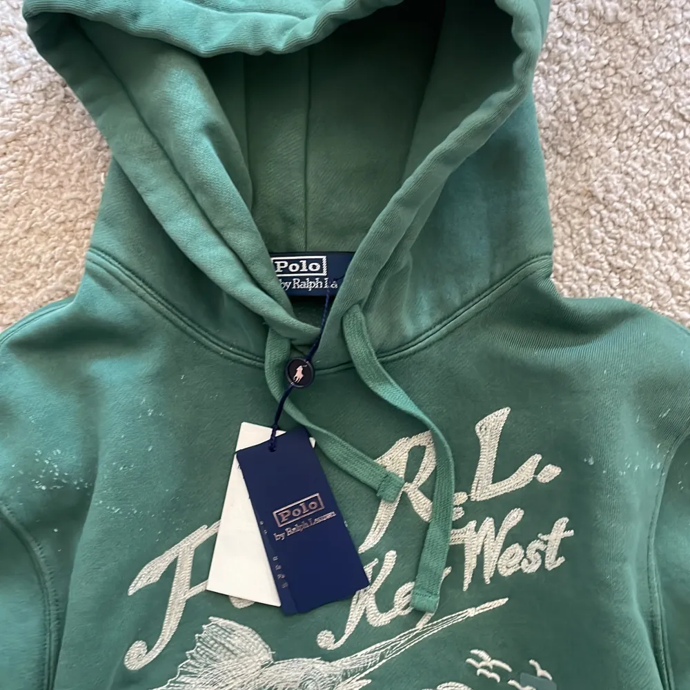 tja! säljer nu mina sjukt sällsynta polo hoodie! helt ny med tags på, nypris 3200 mitt pris endast 2400, skriv om du har någon fråga// armadiosell. Hoodies.