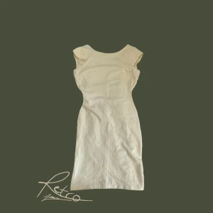 Elegant klänning  - Elegant fin creme färgad klänning i st L, bra skick!💞 Skriv vid frågor och kicka gärna in mina andra annonser🙏🏻