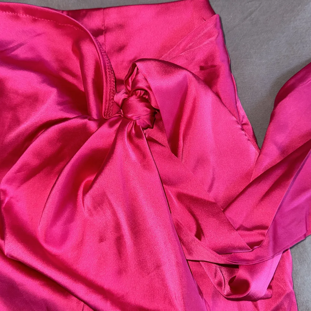 En omlott kjol med en knytning där du kan knyta en rosett själv. Super fin och somrig i färgen!. Kjolar.