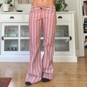 Randiga byxor - Jättefina byxor som tyvärr är för små för mig😣 som nya! Midjemått: 74cm Innerbenslängd: 84cm Lågmidjade