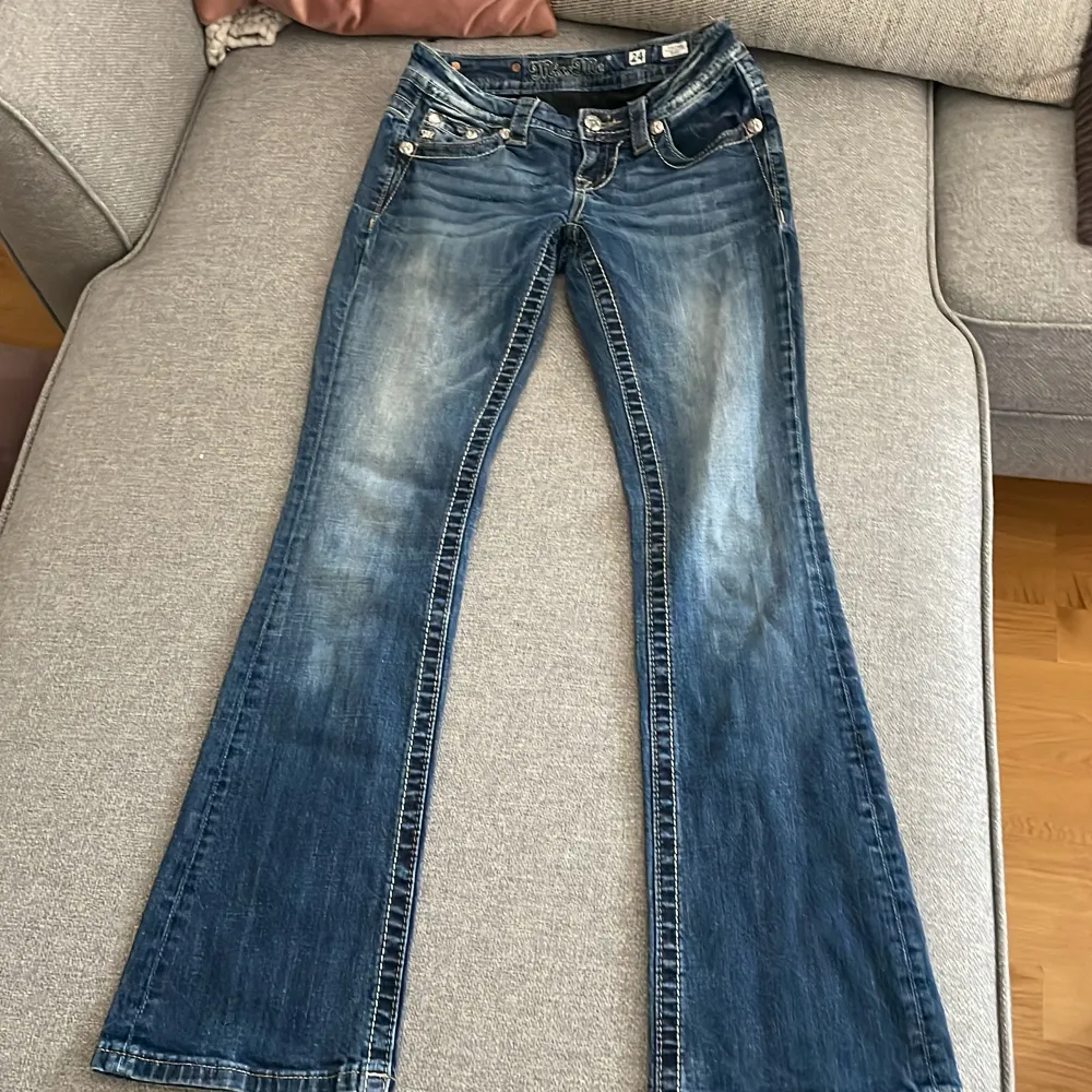 Skit snygga jeans från miss me som inte går att köpa längre, de är i storlek w24 vilket motsvarar ungefär xxs eller xs💓 säljer de pga att de aldrig kommit till användning <3 de är bootcut o lowwaist . Jeans & Byxor.