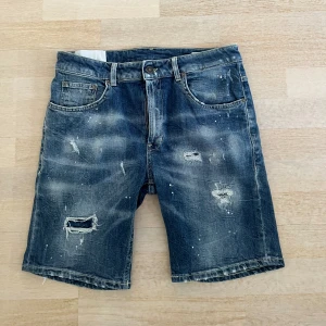 Dondup jeans shorts - Säljer dessa as fräcka dondup jeansshorts i nyskick! Storlek: 30! Modellen heter Derick & de är i ”regular fit”. De är köpta på United Fashion! Nypris: 3800kr