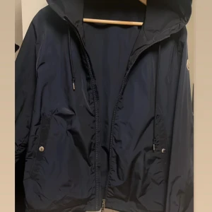 Moncler jacka - Säljer denna moncler grimperus jackan i bra skick storlek 2 passar S-M finns lite skavanker den har märken fram där dem går bort vid tvätt eller kemtvätt och så fattas det en knapp inget som syns annars är den i fint skick.