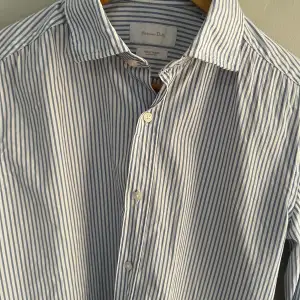 Skjortan är i bra skick utan några defekter. Den är använd i endast ett halvår och känns skön att ha på sig. Passar snyggt med tröja över men också utan.