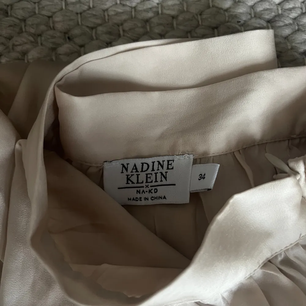 Otroligt vackert fall  Storlek 34   NADINE KLEIN X NA-KD   Fint skick!   Beige / champagne färgad. Kjolar.