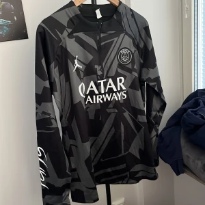 Tracksuit - Tja säljer den här snygga psg tracksuit pga att den är för stor för mig, den är i toppskick, använd ett fåtal gånger