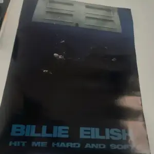 Billie ellish hit me hard and soft poster. Längd: 39cm Bredd: 19.5cm Har 2 stycken. Pris per styck: 150kr Pris tillsamms: 250