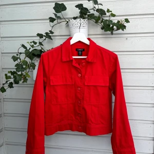 Röd jeansjacka - Super snygg röd jeansjacka från Lindex i ett super fint skick!