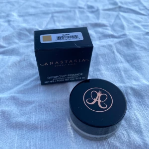 Dip Pomade - Endast testad ett par gånger. Fel färg för mig. Färgen heter Blonde