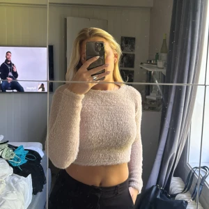 Mjuk tröja - Säljer min fina tröja från bikbok i stl S med öppen rygg.  Säljer för 100kr då jag inte minns vad jag köpte den för och denna finns inte kvar att köpa i butik eller online.  Materialet är väldigt skönt och mysigt😁