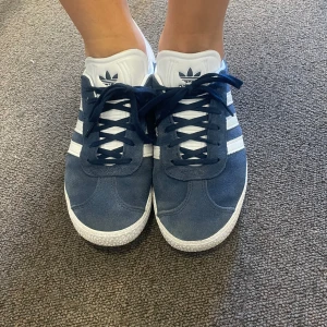 Adidas gazzele - Helt nya adidas gazzele skor! Använda i ca en vecka men insett att de är lite stora för mig. De är i st 36 2/3 men om dom är stora i storleken så skulle säga att de passar st 37-38!!!