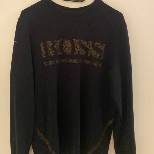 Hugo Boss tröja - Svart Hugo boss tröja i storlek S som även passar storlek M. Tröjan har inga slitage och är i mycket bra kvalitet. 
