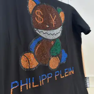 Helt otroligt snygg t shirt från Philipp Plein som absolut lyser i solen och kommer få dig att sticka ut i vilken folksamling som helst. Skit rare och såklar äkta. Tags med följer och pris går att diskutera.