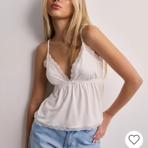 Nelly topp - Jättefin helt ny oanvänd topp från Nelly! Storlek xs men skulle säga att den är stor i storleken och även passar s/m. 