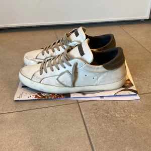 Phillipe Model skor - Ett par feta Philippe model skor i storlek 41 men passar även 42. Skorna är i bra skick överlag men det finns tecken på användning 