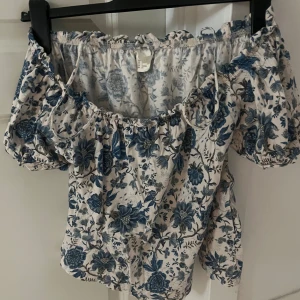 H&M blus - Super söt och blommig blus från h&m. Den är i super fint skick och används aldrig! 😌