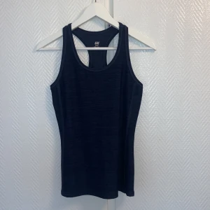 Träningstopp  - Blå svart tränings linne i storlek S. Aldrig använt. Kolla andra bilden för att se färgen 