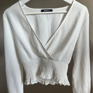 Vit blus - Somrig blus från Ginatricot🐚🌾 Sparsamt använd och passar xs-s  
