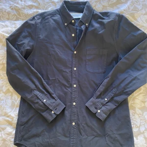 A Days March skjorta - Oanvänd Snygg svart skjorta från A Days March i storlek L. Den är ”Loose fit” och sitter lite lösare på (dvs ej slimfit).  100% Bomull