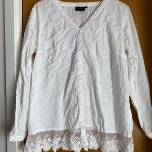 Blus/skjorta - I gott skick, storlek 44 men passar även mindre om man gillar lite oversized 