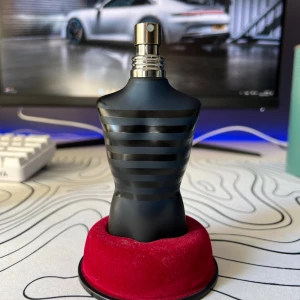 Jean Paul Gaultier Ultra Male - Parfym Samples av Jean Paul Gaultier Ultra Male! Finns i 1ml, 2ml, 3ml, 5ml och 10ml. 1ml=25kr, 2ml=49kr, 3ml=75kr, 5ml=99kr, 10ml=189kr. 18kr frakt, betala med Swish😁