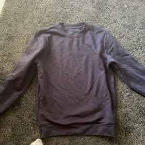 Kronstadt tröja  - Tjena säljer min kronstadt tröja då den är för stor för mig o bara ligger i garderoben. Använd Max en gång o köpt från Boozt för 749. Skriv om ni har frågor!