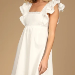 Vit klänning - Vit kort klänning, jättefin och oanvänd. Perfekt till student eller som sommarklänning.🌸🤍(Köpt i USA och kan inte lämna tillbaka)