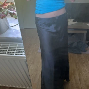 Svart lång kjol - Jätte fin svart lång kjol som inte kommer till användning skriv för fler bilder ❤️