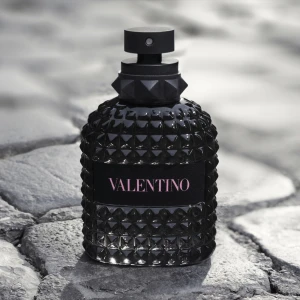 Valentino Uomo Born in Roma EdT - Parfym Samples av Valentino Uomo Born in Roma EdT! Finns i 1ml, 2ml, 3ml, 5ml och 10ml. 1ml=25kr, 2ml=49kr, 3ml=75kr, 5ml=99kr, 10ml=189kr. 18kr frakt, betala med Swish😁